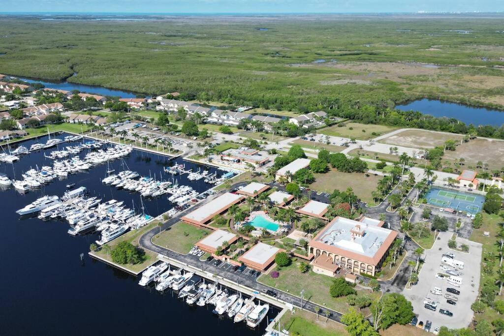 Апартаменты Marina Getaway On The Water! Нейплс Экстерьер фото