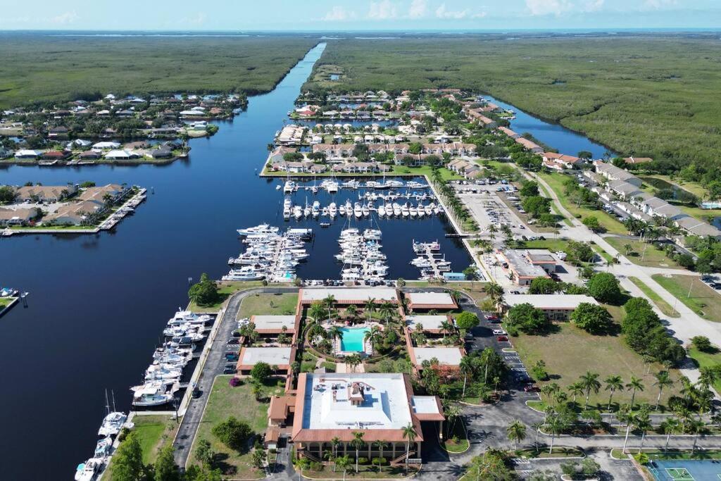 Апартаменты Marina Getaway On The Water! Нейплс Экстерьер фото