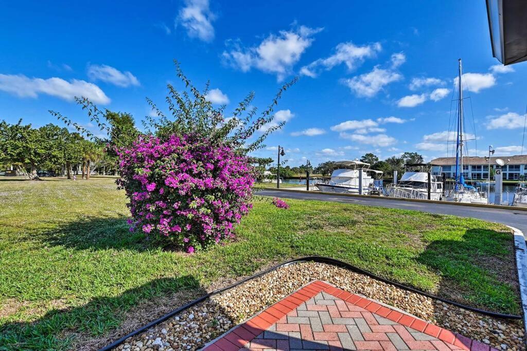 Апартаменты Marina Getaway On The Water! Нейплс Экстерьер фото