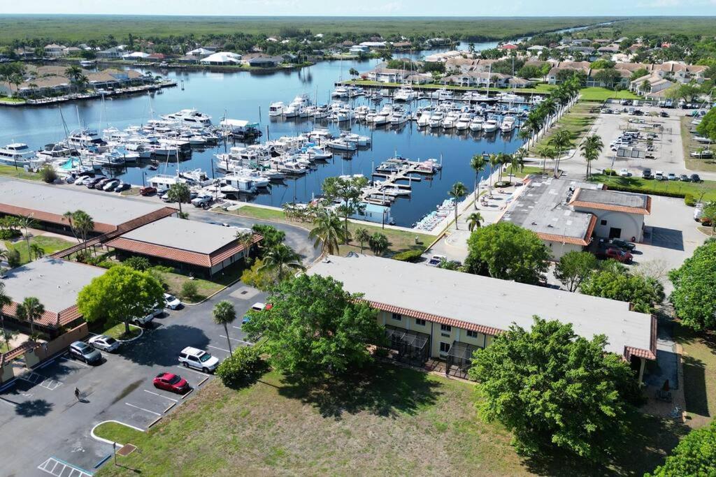Апартаменты Marina Getaway On The Water! Нейплс Экстерьер фото