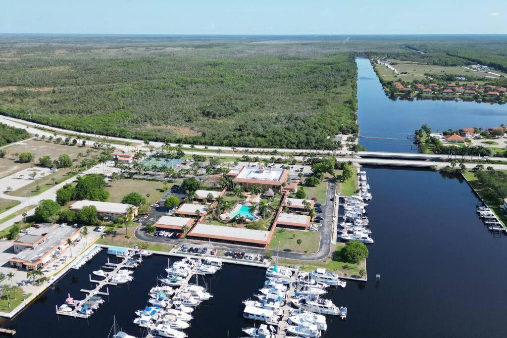Апартаменты Marina Getaway On The Water! Нейплс Экстерьер фото