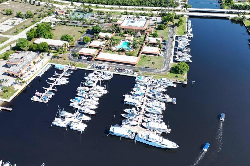 Апартаменты Marina Getaway On The Water! Нейплс Экстерьер фото