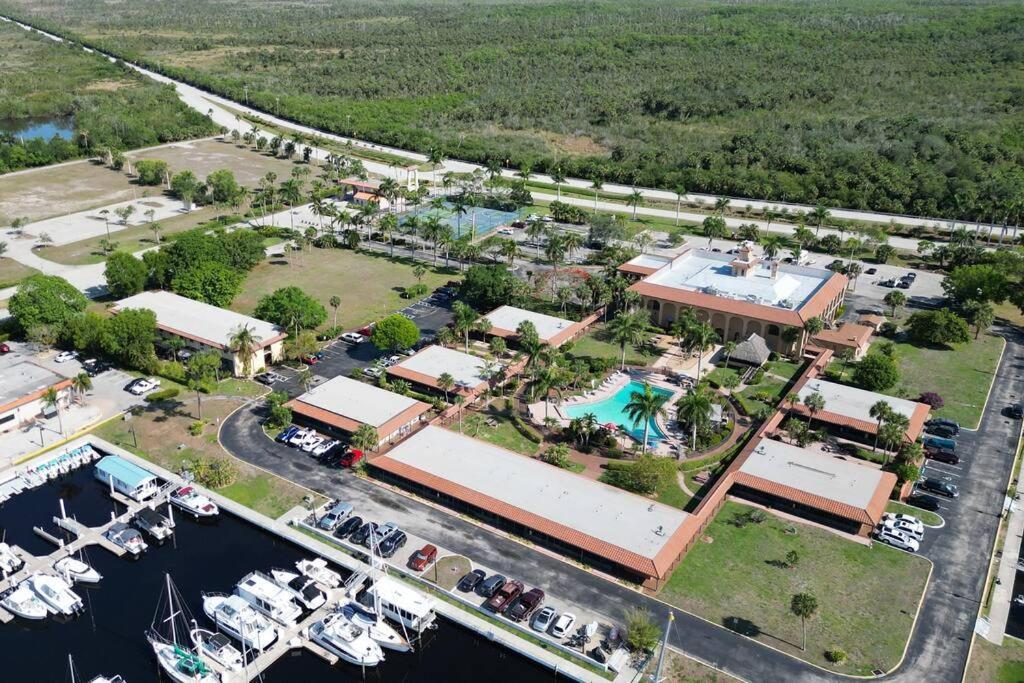 Апартаменты Marina Getaway On The Water! Нейплс Экстерьер фото