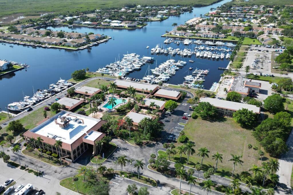 Апартаменты Marina Getaway On The Water! Нейплс Экстерьер фото