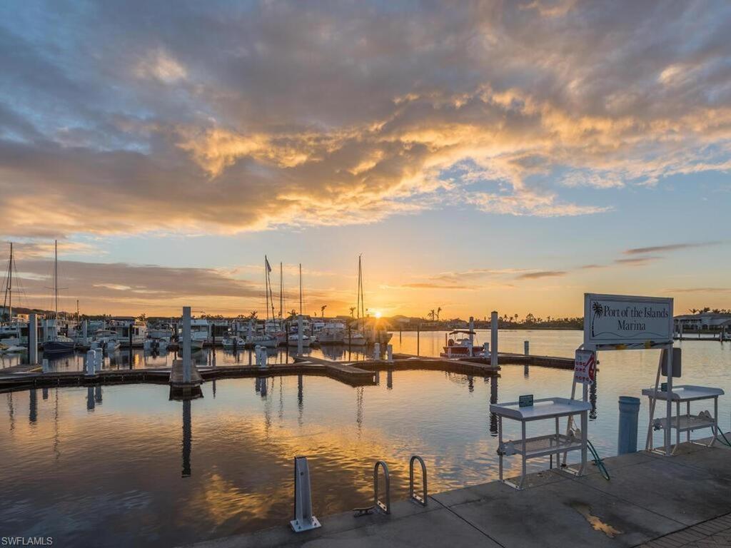 Апартаменты Marina Getaway On The Water! Нейплс Экстерьер фото