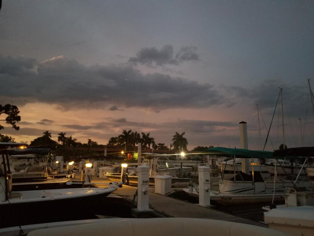 Апартаменты Marina Getaway On The Water! Нейплс Экстерьер фото