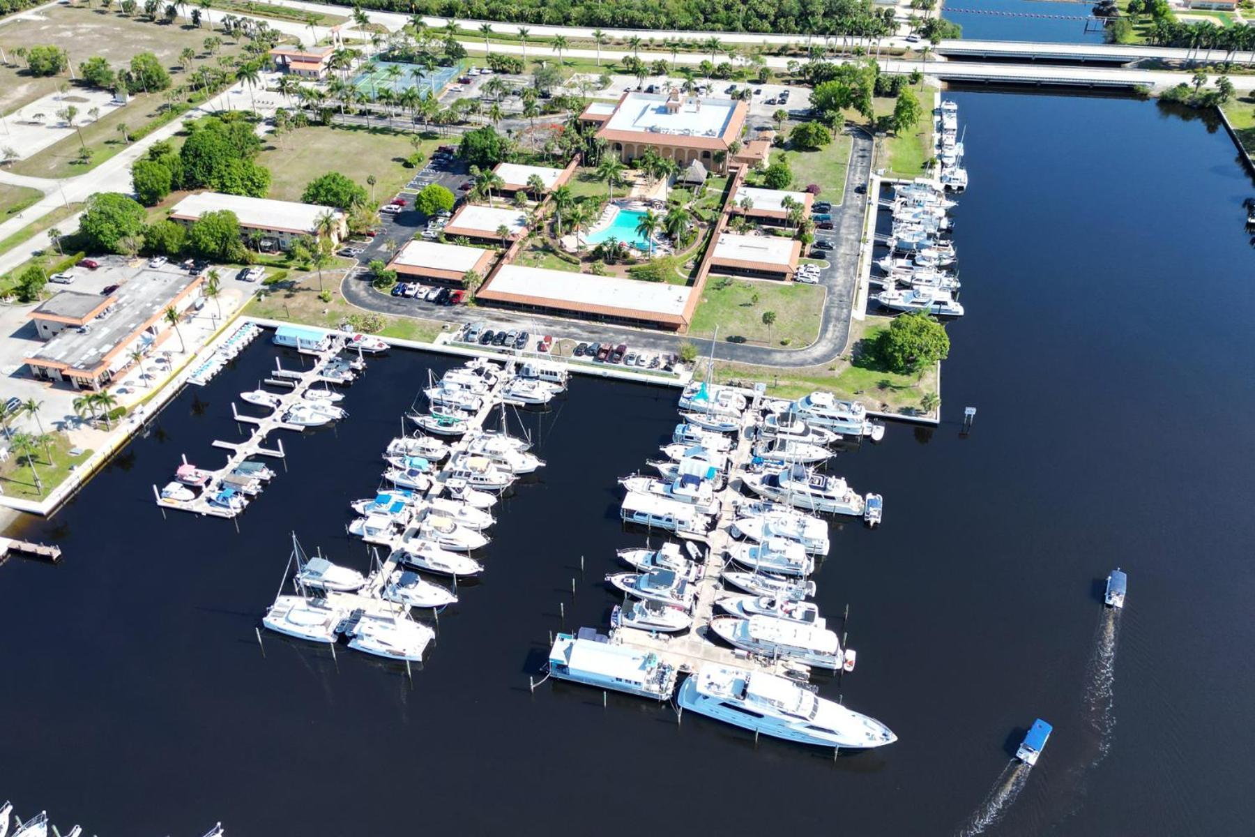 Апартаменты Marina Getaway On The Water! Нейплс Экстерьер фото
