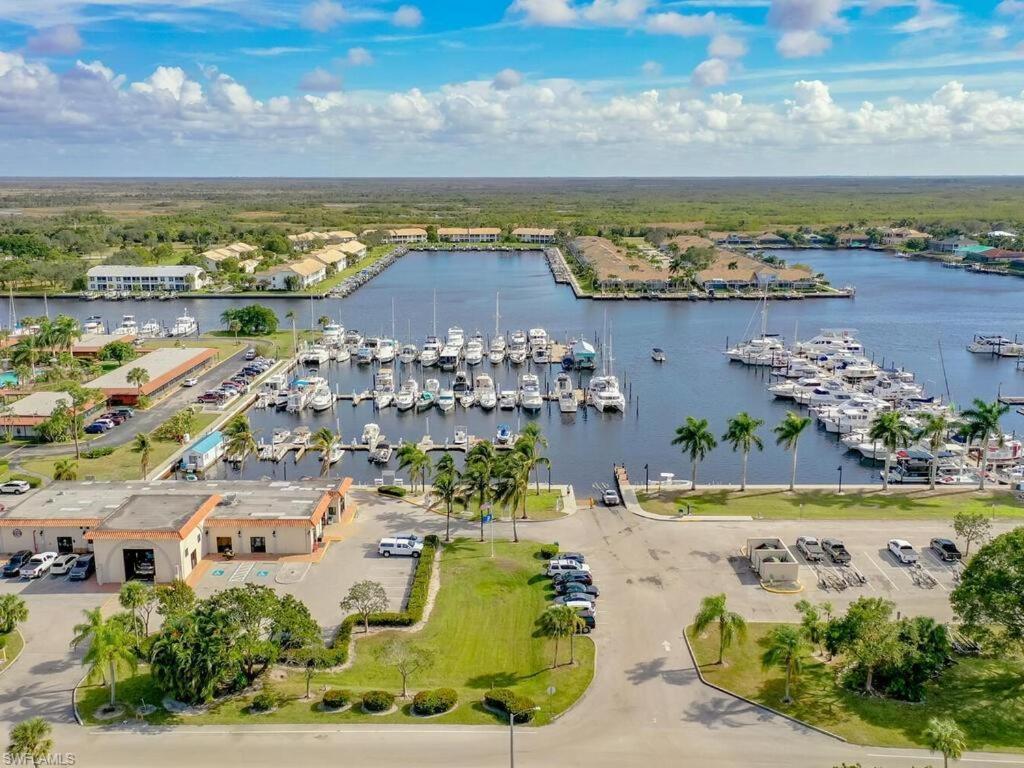 Апартаменты Marina Getaway On The Water! Нейплс Экстерьер фото