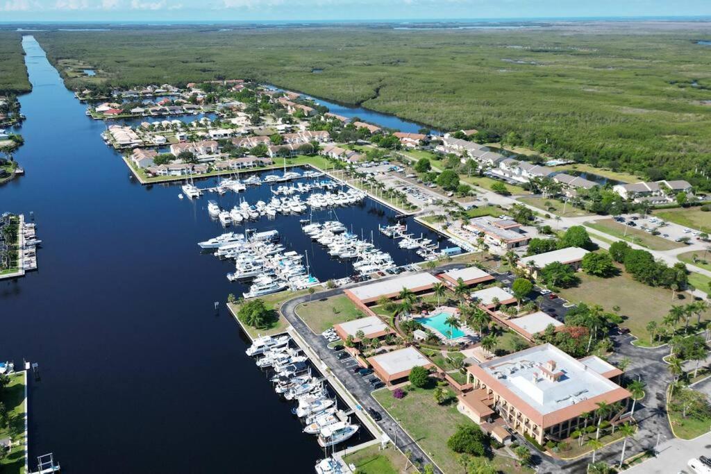 Апартаменты Marina Getaway On The Water! Нейплс Экстерьер фото