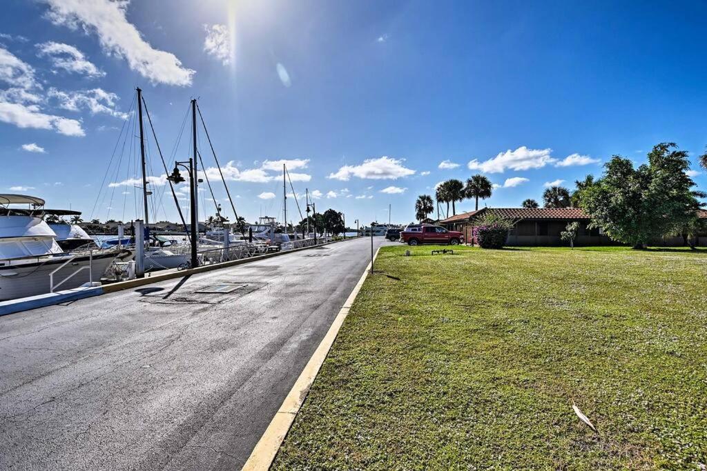 Апартаменты Marina Getaway On The Water! Нейплс Экстерьер фото