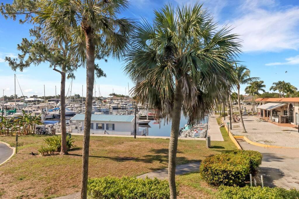 Апартаменты Marina Getaway On The Water! Нейплс Экстерьер фото